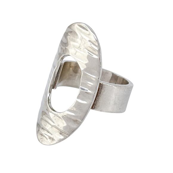 Hammered Oval Disk Statement Ring | Vintage Sterling Silver 925 | Size 5.5 - Picture 6 of 10